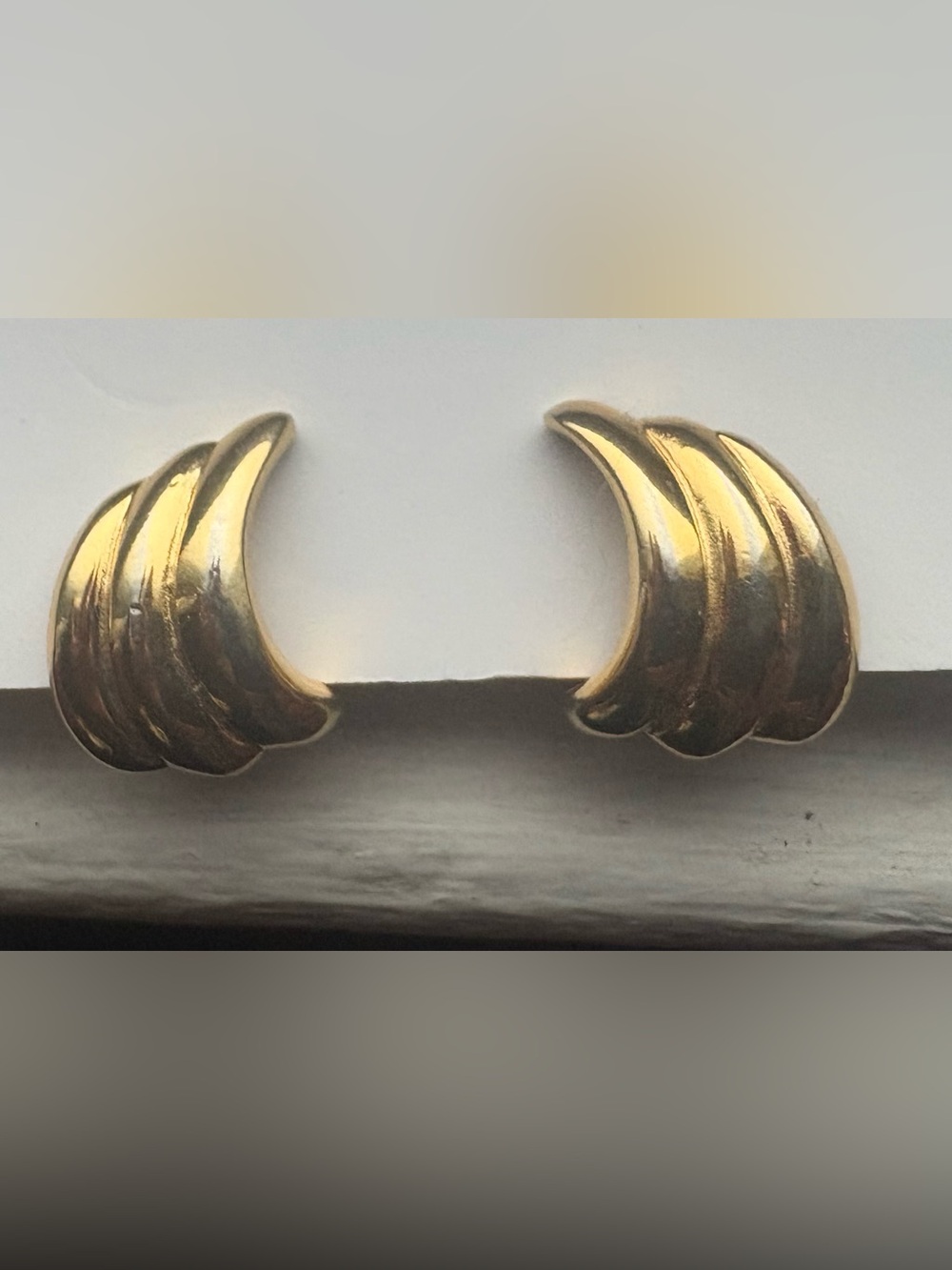 Crown Trifari Vintage Gold-Tone Vintage Sculpted Clip on Earrings